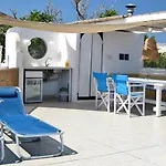 Danae - Seaside With Pool & Hot Tub Villa Piso Livadi